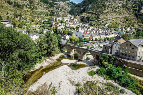 Gorges du Tarn Causses Okzitanien Occitanie Lozère Tarn Schlucht Fluss Sainte-Enimie Brücke Plus beaux villages de France photo