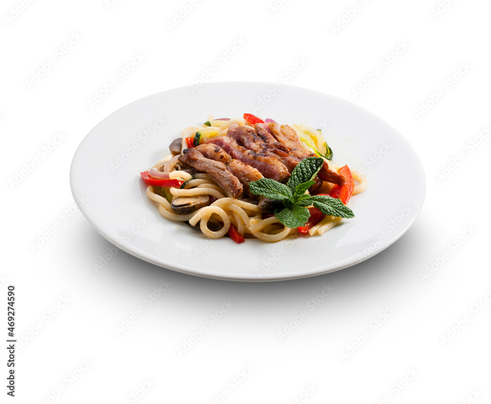 Spaghettis con pollo y verduras sobre fondo blanco.
Spaghetti with chicken and vegetables on white background. Spaghettis con pollo y verduras sobre fondo blanco.
Spaghetti with chicken and vegetables on white background.