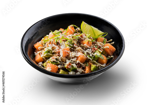 Ensalada de salmón y verduras en wok negro sobre fondo blanco. Salmon and vegetable salad in black wok on white background.