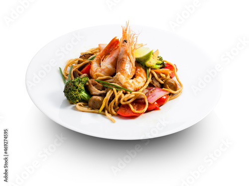 Pasta italiana, spaghetti con verduras y langostinos. Comida sana. Spaghetti pasta, pasta with vegetables and prawns. Healthy food.