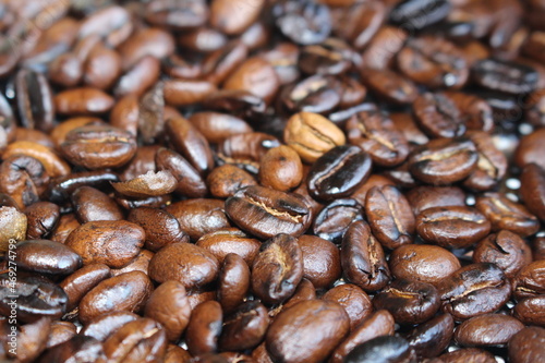 생두를 볶고, 갈고, 물내려서 커피를 마시다
Roasting, grinding, and flushing green beans to drink coffee photo