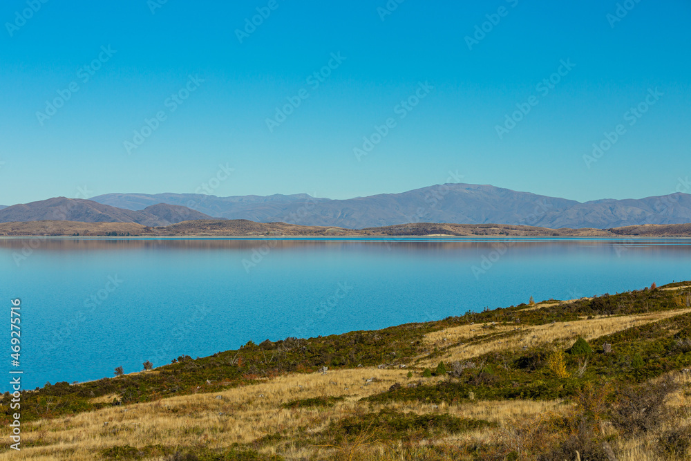 ニュージーランド　カンタベリー地方にあるミルキーブルーの湖、プカキ湖のビューポイントから望む風景