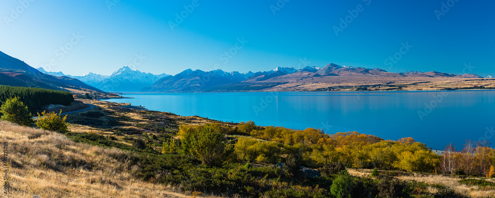 ニュージーランド　カンタベリー地方にあるミルキーブルーの湖、プカキ湖のビューポイントから望むマウント・クック