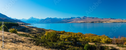 ニュージーランド　カンタベリー地方にあるミルキーブルーの湖、プカキ湖のビューポイントから望むマウント・クック © pespiero
