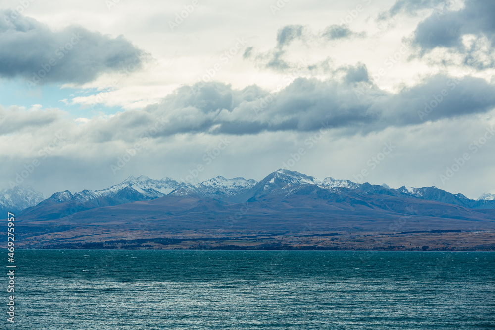 ニュージーランド　カンタベリー地方にあるプカキ湖の湖畔から望む湖と南アルプス山脈