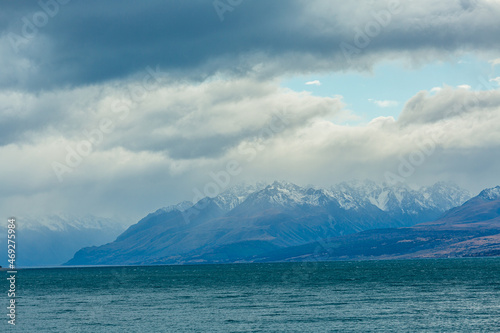 ニュージーランド カンタベリー地方にあるプカキ湖の湖畔から望む湖と南アルプス山脈