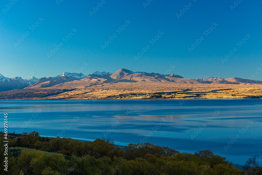 ニュージーランド　カンタベリー地方にあるプカキ湖のビューポイントから望む湖と南アルプス山脈
