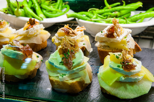 Barra de pinchos de un bar de Bilbao, Vizcaya, Pais Vasco.