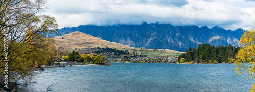 ニュージーランド 秋のクイーンズタウンのワカティプ湖の湖畔から見えるリマーカブルズ山脈