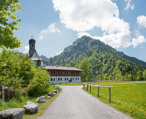 Heilig-Kreuz Kapelle Wildbad Kreuth, Frühlingslandschaft in Bayern