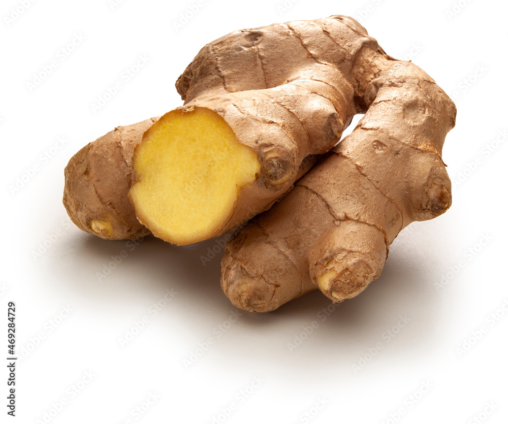 Jengibre entero y cortado de cerca sobre fondo blanco, saludable. Especie. Whole and cut ginger close up on white background, healthy. Jengibre entero y cortado de cerca sobre fondo blanco, saludable. Especie. Whole and cut ginger close up on white background, healthy.