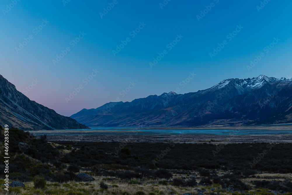 ニュージーランド　アオラキ/マウント・クック国立公園内にあるタスマン氷河湖のビューポイントから見える南アルプス山脈に囲まれたプカキ湖とマッケンジー盆地