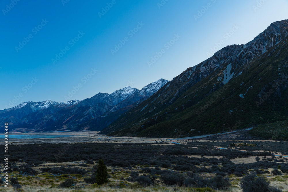ニュージーランド　アオラキ/マウント・クック国立公園内にあるタスマン氷河湖のビューポイントから見える南アルプス山脈に囲まれたプカキ湖とマッケンジー盆地