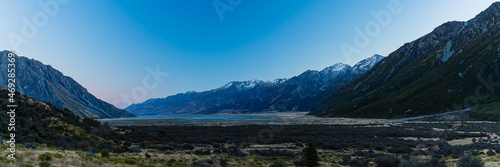 ニュージーランド アオラキ/マウント・クック国立公園内にあるタスマン氷河湖のビューポイントから見える南アルプス山脈に囲まれたプカキ湖とマッケンジー盆地
