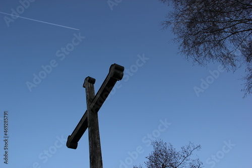Kreuz und Flugzeug