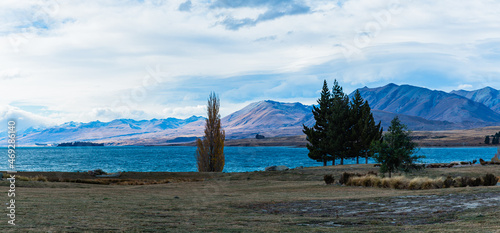 ニュージーランド　カンタベリー地方のテカポ湖の湖畔の風景 © pespiero