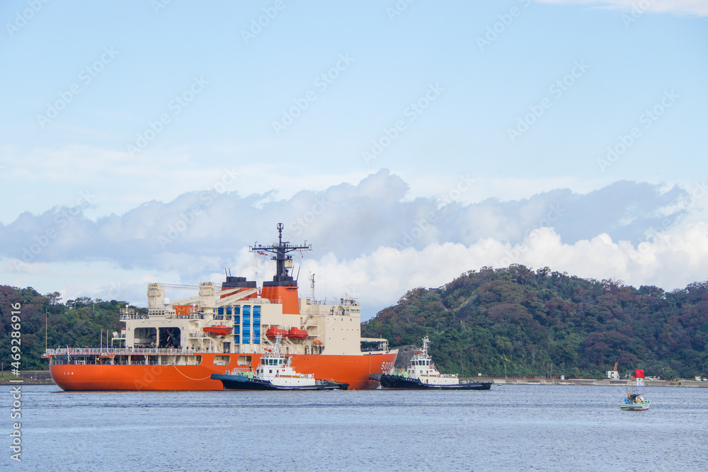 Fototapeta premium 神奈川県横須賀から出港する砕氷艦しらせ