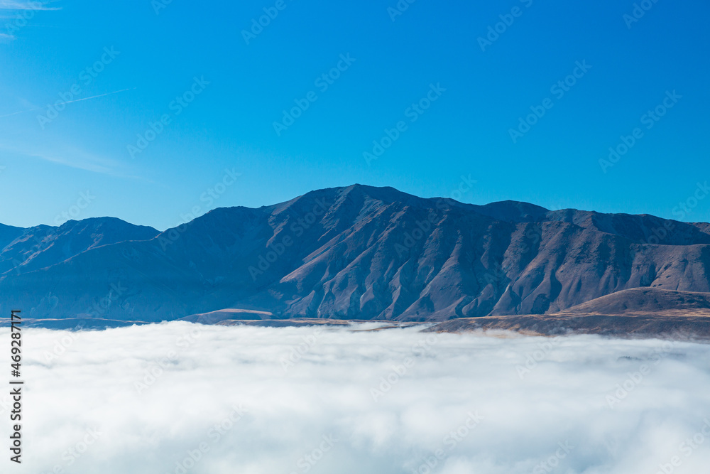 ニュージーランド　カンタベリー地方のテカポにあるマウントジョンの山頂から望むテカポ湖の上にかかった雲海