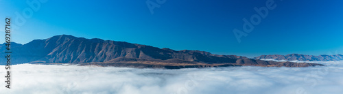 ニュージーランド カンタベリー地方のテカポにあるマウントジョンの山頂から望むテカポ湖の上にかかった雲海