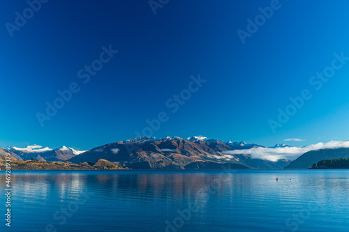 ニュージーランド オタゴ地方のワナカ湖の湖畔から見える南アルプス山脈のアルタ山