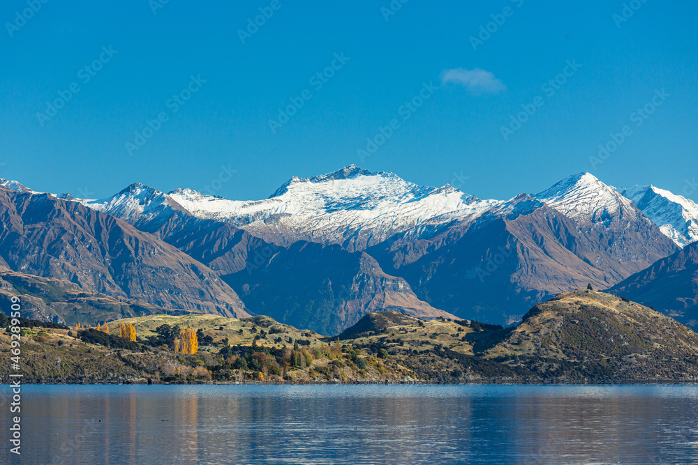 ニュージーランド　オタゴ地方のワナカ湖の湖畔から見える南アルプス山脈