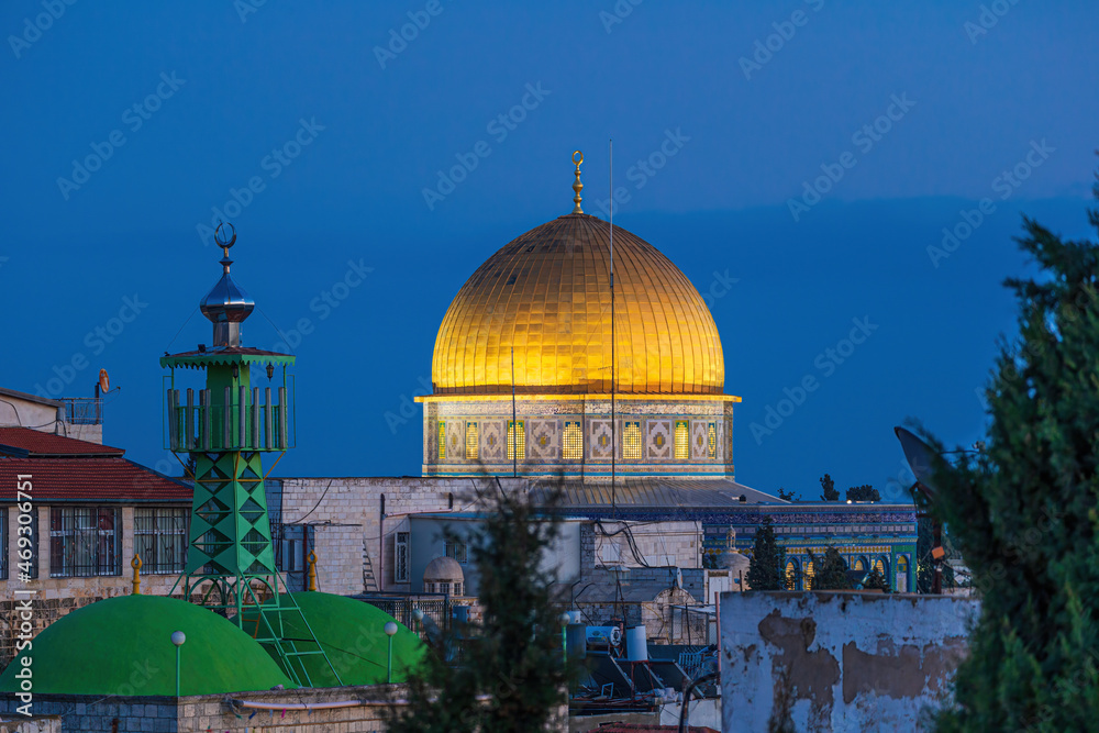 Obraz premium Dome of the Rock in Jerusalem during blue hour