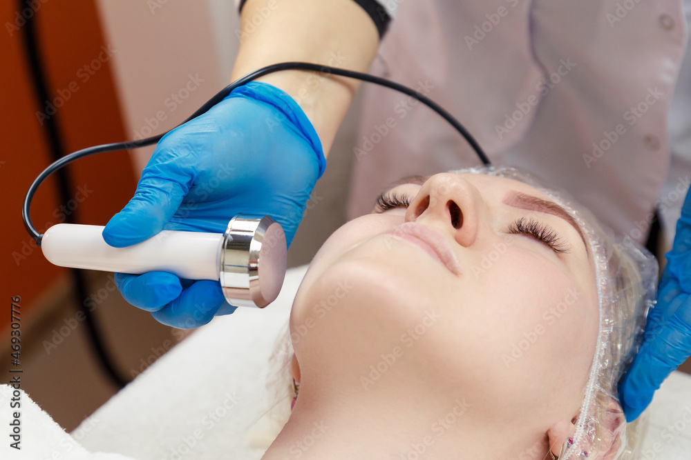 Correction of the shape of the face cavitation in the cosmetology room. Correction of the shape of the face cavitation in the cosmetology room.