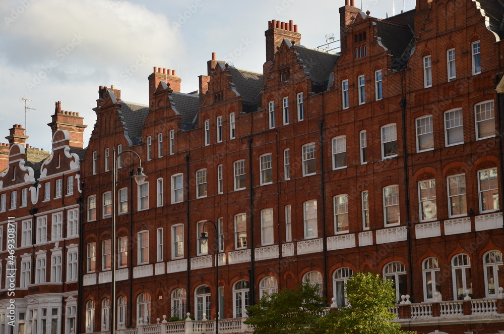 Fototapeta premium A stroll through the London boroughs of Kensington and Chelsea taken on a sunny Fall day