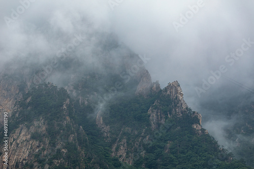 山に霧がかかる © arunco