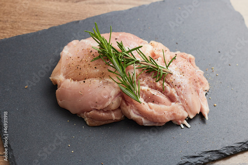 スパイスをまぶして香草を添えた鶏もも肉