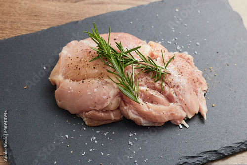 スパイスをまぶして香草を添えた鶏もも肉