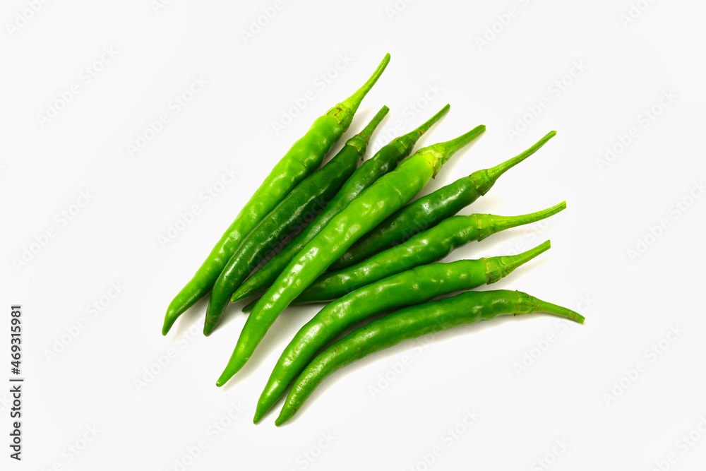 白背景の青唐辛子 コピースペースあり Green chili peppers (chile verde) on white background with copy space 白背景の青唐辛子 コピースペースあり Green chili peppers (chile verde) on white background with copy space