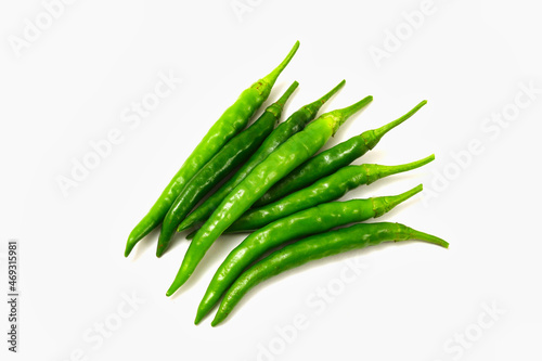 白背景の青唐辛子 コピースペースあり Green chili peppers (chile verde) on white background with copy space