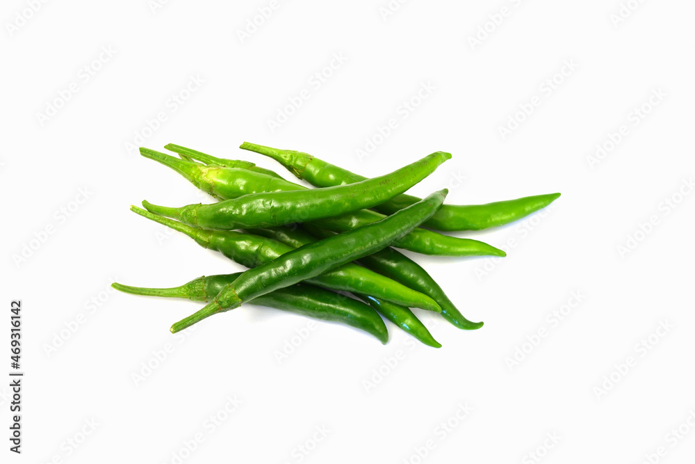 白背景の青唐辛子 コピースペースあり Green chili peppers (chile verde) on white background with copy space 白背景の青唐辛子 コピースペースあり Green chili peppers (chile verde) on white background with copy space