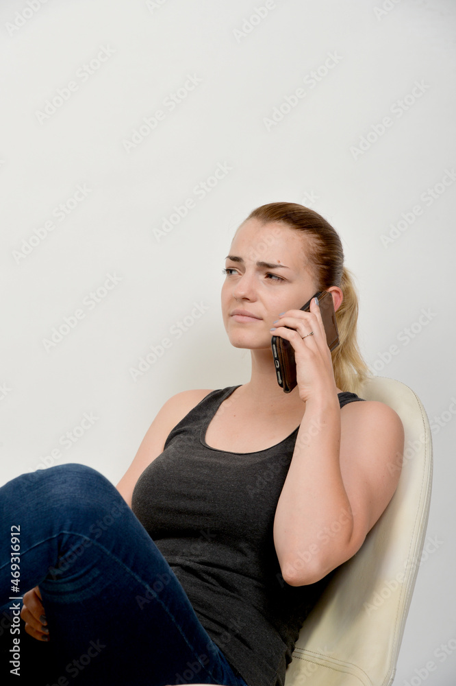 junge frau emotional am telefon handy smartphone erschrokene mimik junge frau emotional am telefon handy smartphone erschrokene mimik