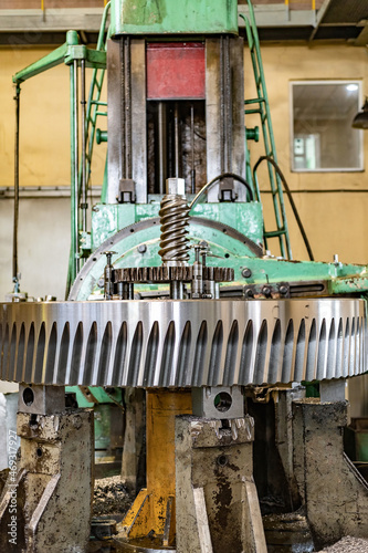 Manufacturing and cutting of a cogwheel tooth on an oil-cooled gear cutting machine.