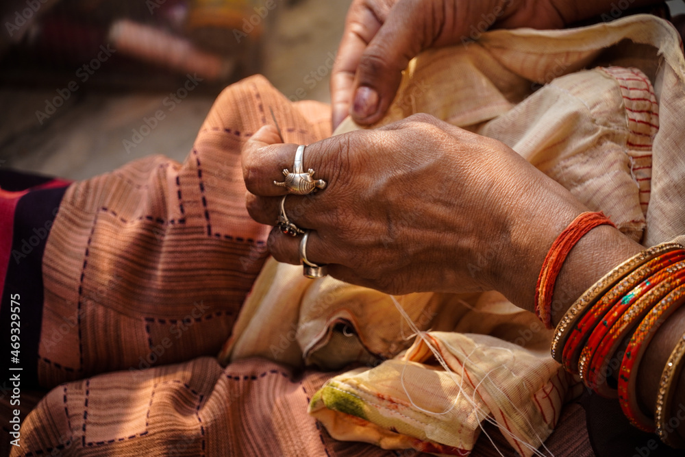 Obraz premium a poor woman Tailoring using hand