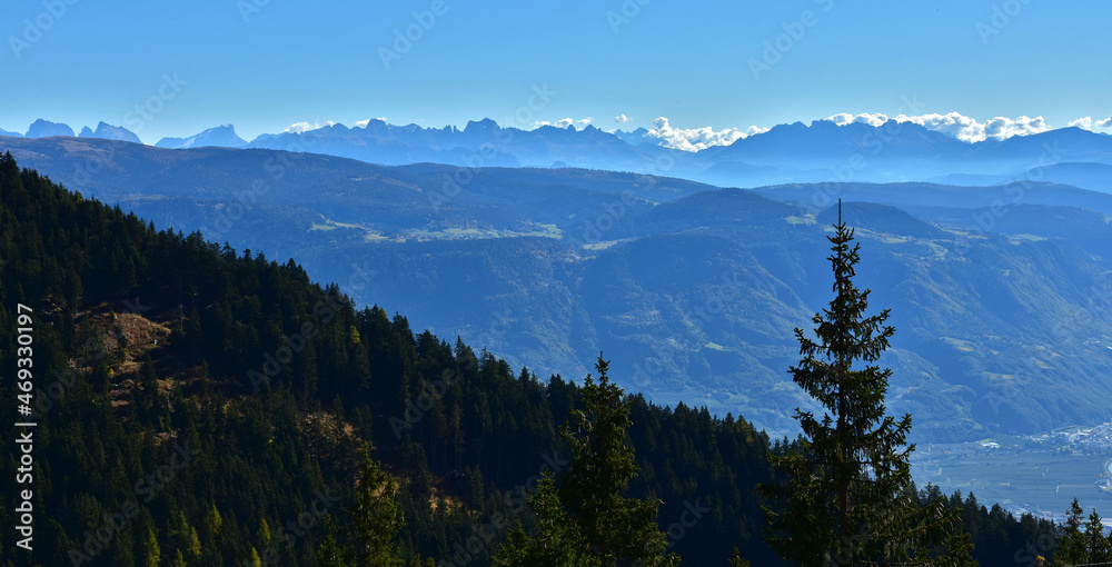 Südtirol bei Meran, Blick zu den Dolomiten Langkofelgruppe, Rosengarten und Latemar