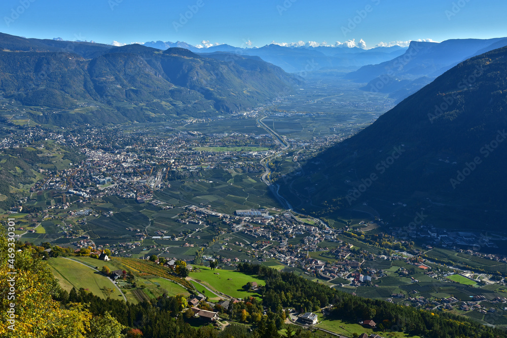 Südtirol bei Meran,  Blick auf Meran, Etschtal, Vinschgau