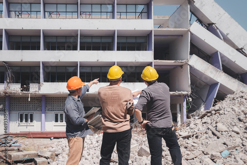 Canvas-taulu Demolition control supervisor and contractor discussing on demolish building