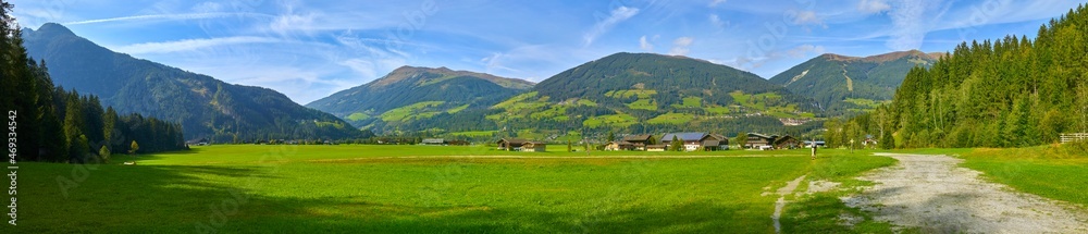 Schönes Bergpanorama in den österreichischen Alpen, Salzburger Land, Untersulzbachtal, bei Neukirchen.