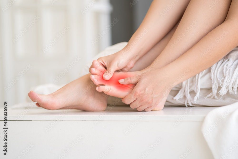 Φωτογραφία Pain in the foot, massage of female feet at home