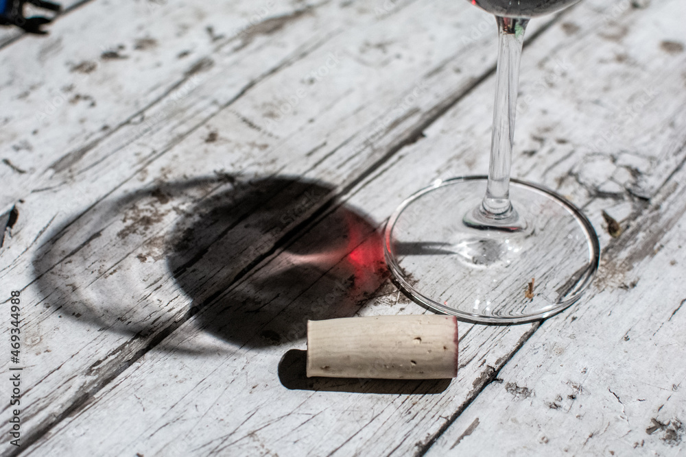 corcho y reflejo de la copa de vino en mesa de madera Stock Photo