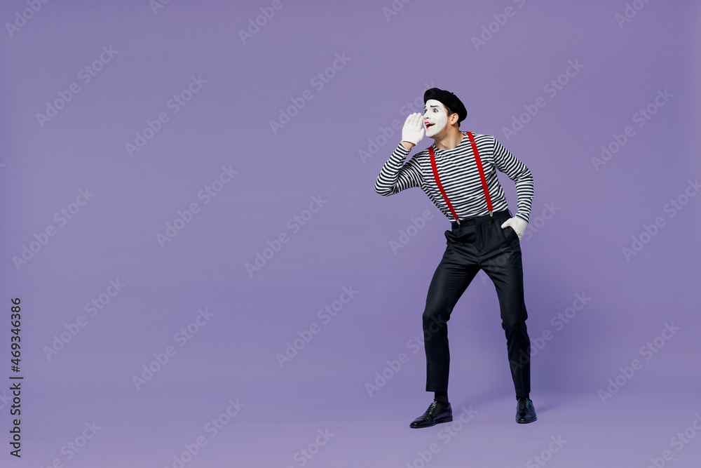 Full size promoter young mime man with white face mask wear striped shirt beret scream news about sales discount with hands near mouth isolated on plain pastel light violet background studio portrait Full size promoter young mime man with white face mask wear striped shirt beret scream news about sales discount with hands near mouth isolated on plain pastel light violet background studio portrait