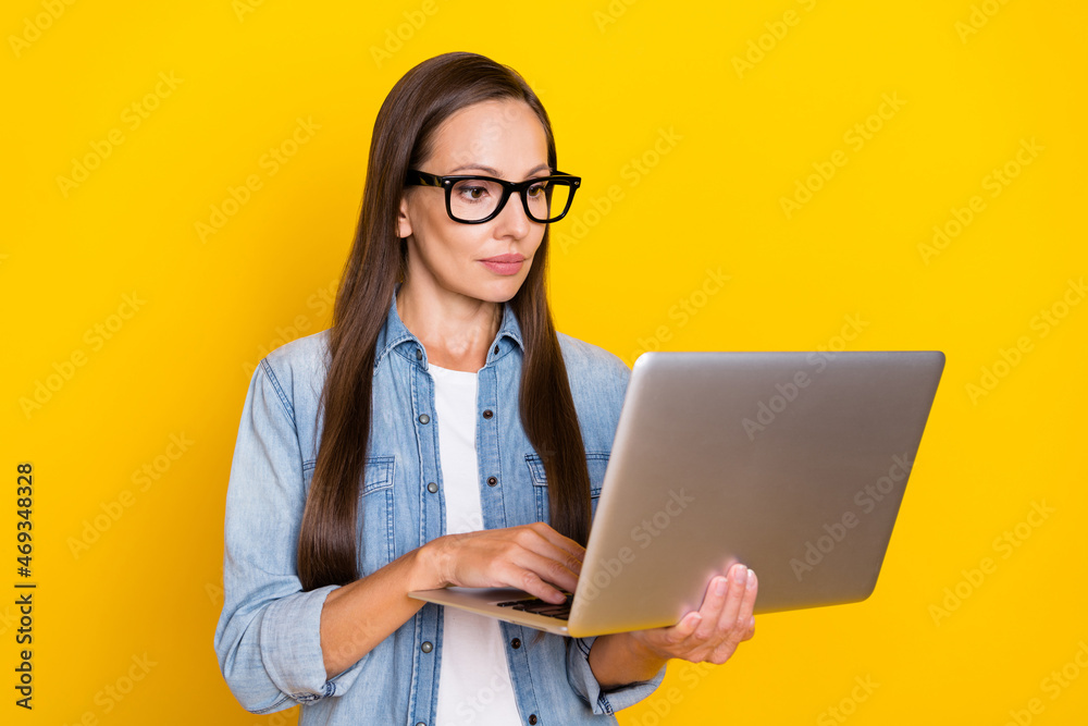 Photo of young attractive woman chatting watch seminar webinar isolated over yellow color background Photo of young attractive woman chatting watch seminar webinar isolated over yellow color background