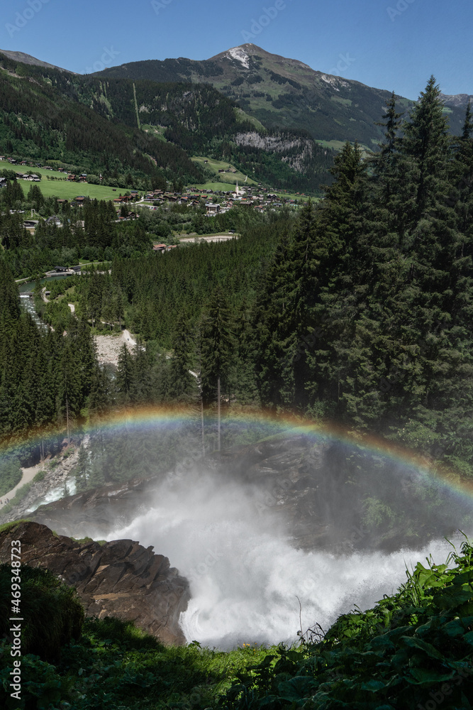 Regenbogen über einem Wasserfall in den Bergen
