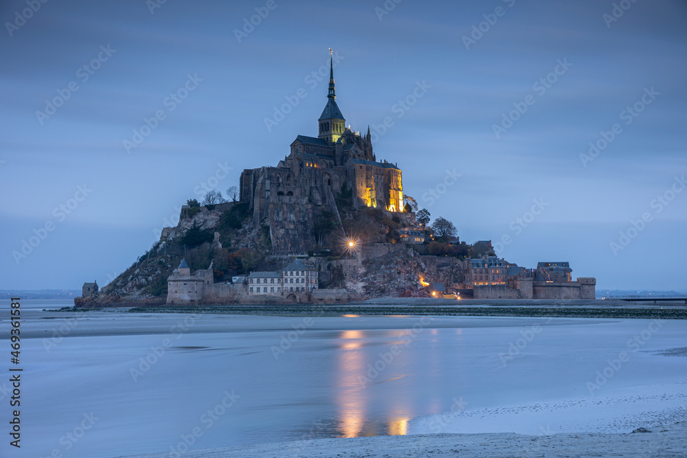 Le Mont-Saint-Michel de nuit en marée basse
