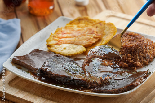POSTA NEGRA CARTAGENERA CON UN TENEDOR Y PATACONES 
