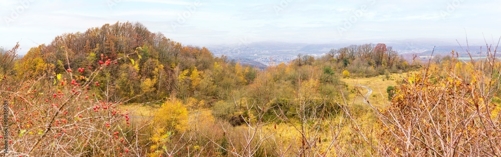 Blick vom einem Restgipfel des Hummelsberges über die abgebaute Basaltkuppe in Richtung Rheintal bei Neuwied und Remagen