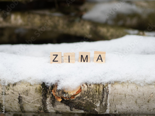 ZIMA - napis z drewnianych kostek. 